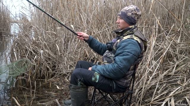 ЗИМНЯЯ РЫБАЛКА НА ПОПЛАВОЧНУЮ УДОЧКУ В КАМЫШАХ смотреть онлайн