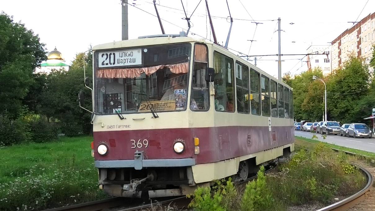 Трамвай Екатеринбурга Tatra T6B5SU №369 следует по маршруту №20