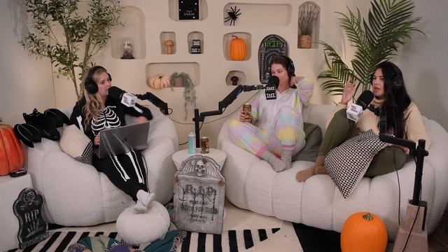 Spooky Lite Edition.. || Two Hot Takes Podcast || Reddit Reactions смотреть онлайн
