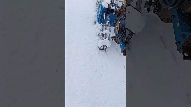 Чистим снег мотоблоком, используя самодельные грунтозацепы.
