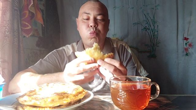 Мукбанг:Лепëшки с мясом. смотреть онлайн