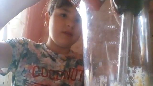 Делаю коктейль очень сытный придумала сама очень вкусно 😛😛😛 смотреть онлайн