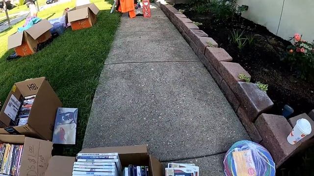 Great Finds at a Huge Community Yard Sale смотреть онлайн