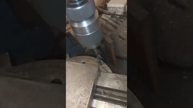 HQ-400 сверлит сам себя #своимируками #мото #своимируками #станок смотреть онлайн