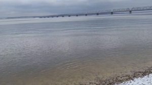 Ульяновцам запретили выходить на лёд Волги. Вода кстати очень чистая, никакой зелени.