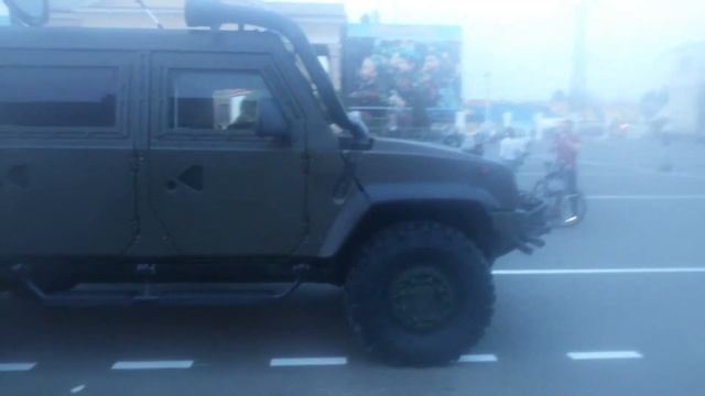 две машины боевые (рысь) стоят на площадь ленина смотреть онлайн