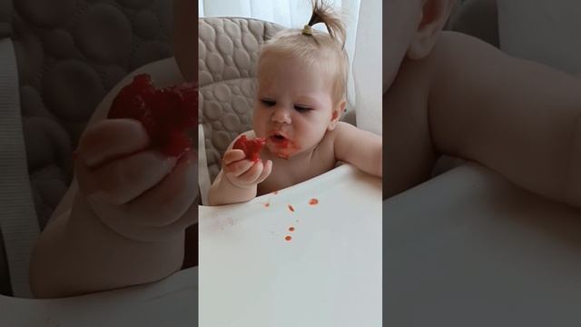 малышок пробует клубнику (8 месяцев) смотреть онлайн