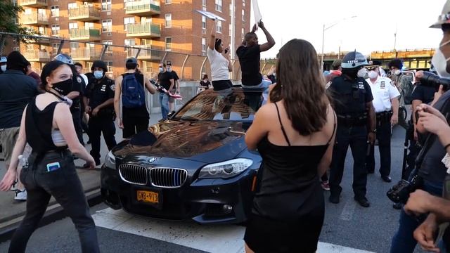 Акция в поддержку полиции в Бруклине. Сторонники NYPD против сторонников BLM. смотреть онлайн
