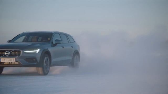 Volvo V60 Cross Country - Ice Track смотреть онлайн