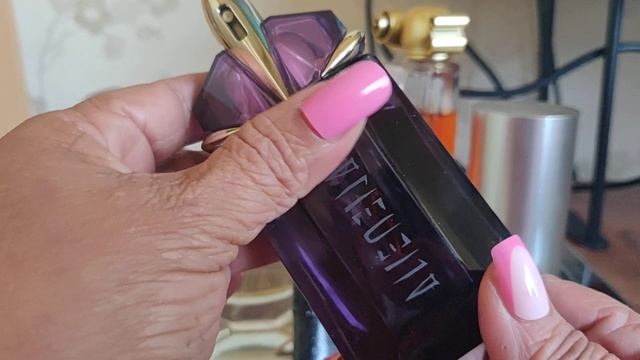 Todos os perfumes que usei durante as duas semanas passadas. смотреть онлайн