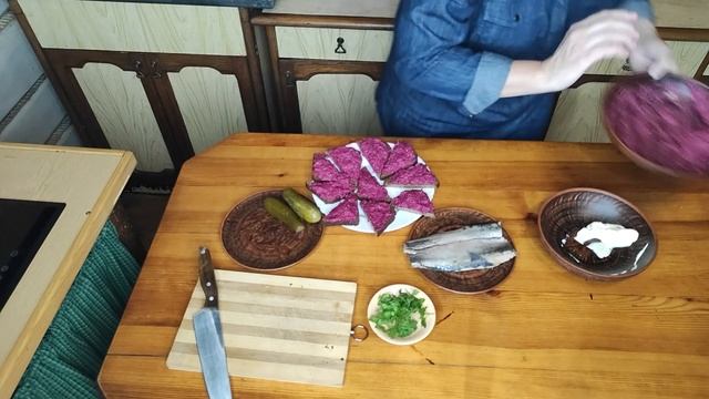 Канапки з оселедцем та буряковою заправкою, відтепер оселедець з чорним хлібом ще смачніший! смотреть онлайн