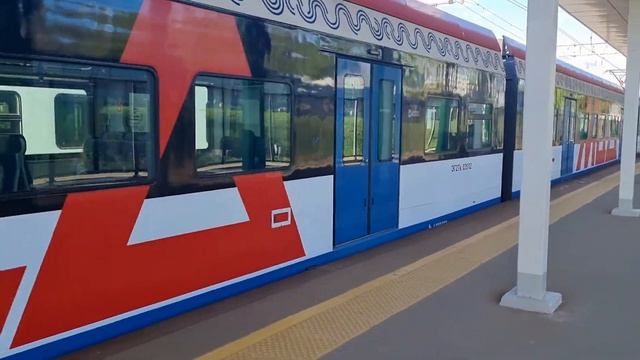 ЭГ2Тв-025 "Иволга-1.5" и ЭП2Д-0049 "Стандарт-плюс" на станции Стрешнево (Линия D2). 1 мая 2024г. смотреть онлайн