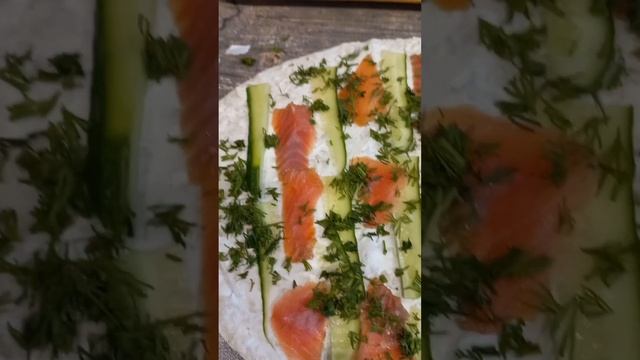 Полезный завтрак. Лаваш. Творожный сыр. Свежий огурец. Форель солёная. Зелень. смотреть онлайн