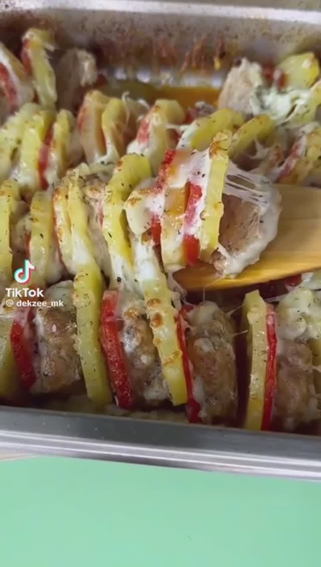 Картофель Гармошка с помидорами, фаршем и сыром. смотреть онлайн