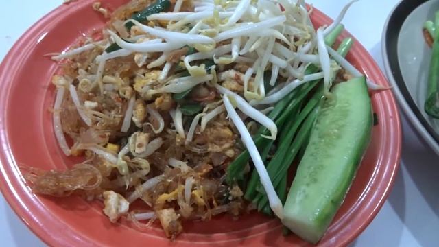 Trying Takeout food in Thailand (from Grabfood and Food panda) Bacon Pad Thai! смотреть онлайн