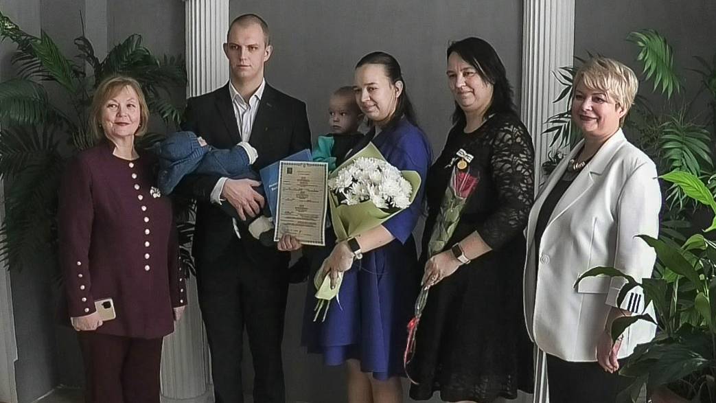 Работники ЗАГСа отмечают праздник смотреть онлайн