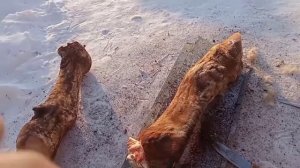 Чистим ноги для холодца.