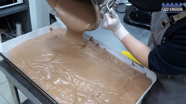 1분완판! 없어서 못판다는~ 싱싱한 계란으로 만드는 초코폭탄 대왕카스테라 / Chocolate Bomb! Giant Castella - Korean Street Food