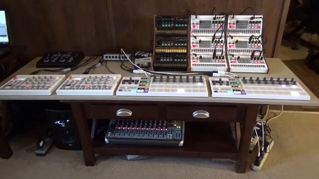IT LIVES - Korg Volca Sample X6 - Elektron Model:Samples X2 - Arturia BeatStep Pro X2 смотреть онлайн
