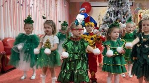 Танец со снежками. Группа №8 «Знайки»