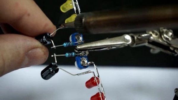 Простая схема на двух транзисторах. Мультивибратор на транзисторах.