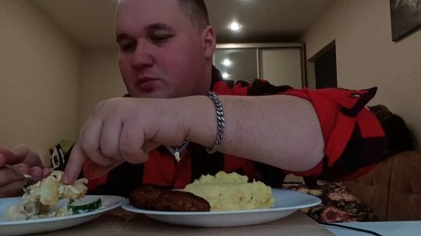 МУКБАНГ КОТЛЕТЫ и пюре / ОБЖОР КОТЛЕТЫ, ПЮРЕ И САЛАТ с сухариками / MUKBANG ASMR