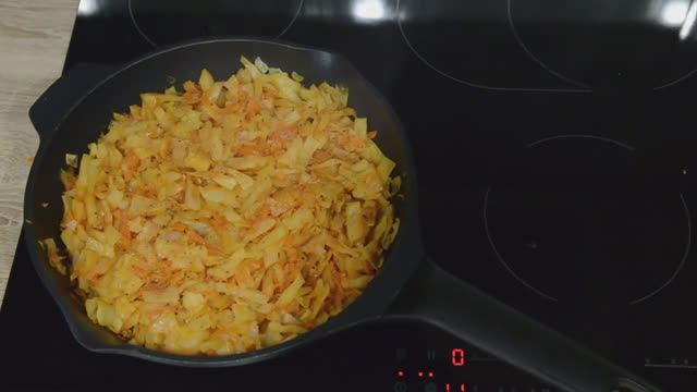 Тушеная капуста.