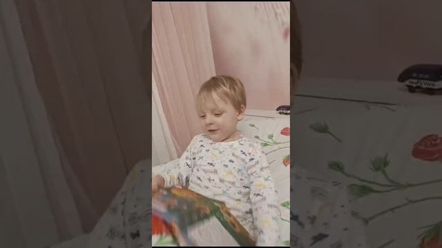 Костик читает сказку на ночь 🙈🙈Всём спокойной ночи 😴🌙✨💋 смотреть онлайн