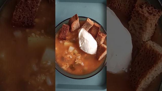 ВКУСНЫЙ И СЫТНЫЙ ПП ОБЕД || РАССОЛЬНИК СО СМЕТАНОЙ И СУХАРИКАМИ смотреть онлайн