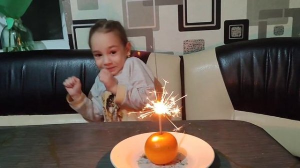 Светящийся мандарин! Мандарин и бенгальский огонь 🔥 Алиса проводит опыт с мандарином!