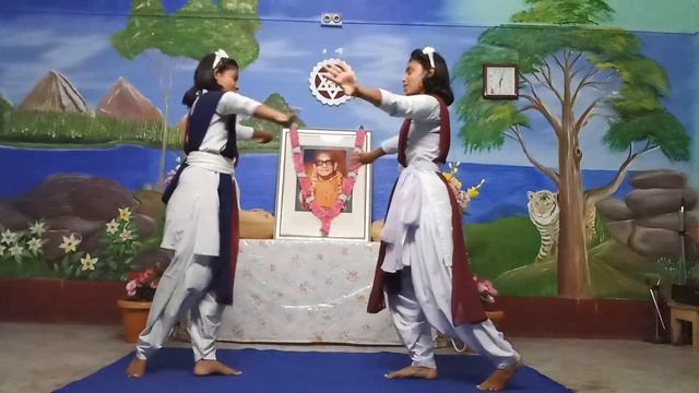 Dance on Prabhat Sangeet - Amra Gore Nobo Gurukul. Perform by Students of Music College, Umanivas. смотреть онлайн