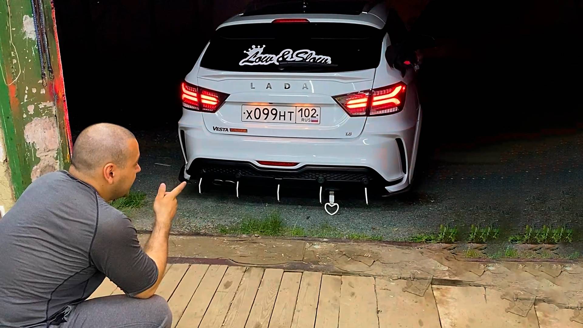 Установка фонарей Mercedes AMG на Lada Vesta. Фонари и крыша в темном глянце смотреть онлайн