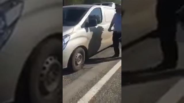 Когда машина и стекла в ней - высший класс , а мент и его дубинка - говно смотреть онлайн