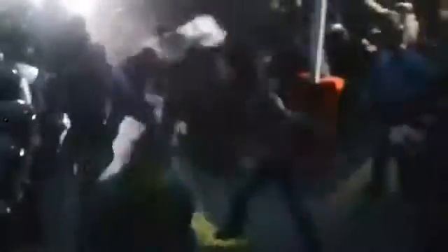 Киевляне заступились за Беркут. Хоть кто-то встал на защиту Киевских, безоружных ментов. смотреть онлайн