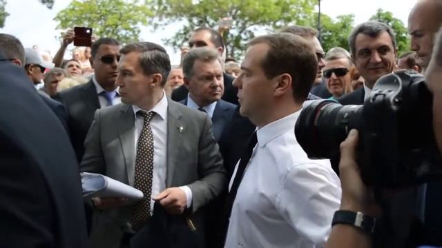 Денег нет Но вы держитесь #медведев