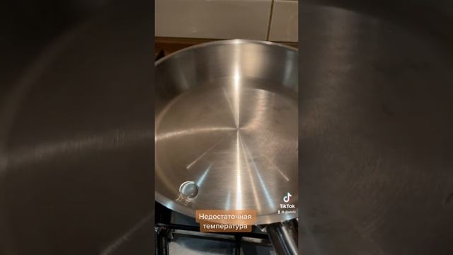 Как правильно разогреть стальную сковороду.Жарим стейки. смотреть онлайн