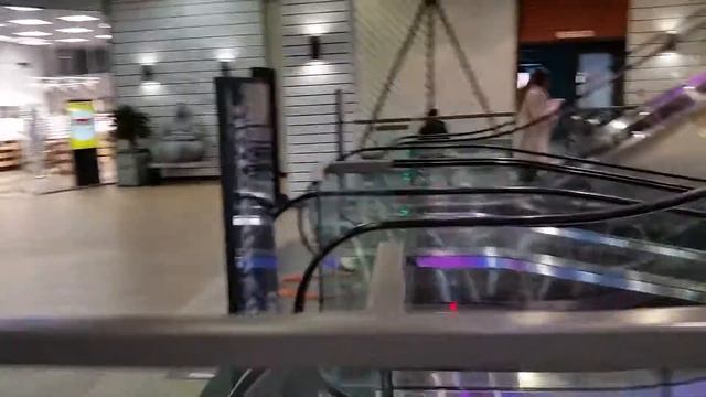 В ТЦ на Андропова 22 - ЖДУН МОРЖ НА ЛАВОЧКЕ СИДИТ и ждет смотреть онлайн