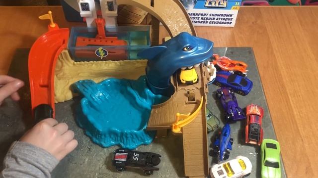 ХОТ ВИЛС ПОРТ АКУЛЫ трек и машинками HOT WHEELS SHARKPORT смотреть онлайн