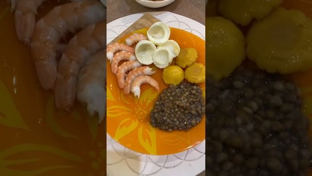 Обед на диете. Яичный белок, креветки, патиссоны, чечевица. смотреть онлайн