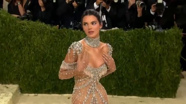 Kendall Jenner en la Met Gala 2021 смотреть онлайн