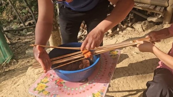 Ly Thi Nhung and her husband held a party to welcome the third member