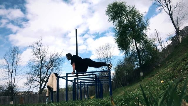 ЯК ЗМІЦНИТИ М’ЯЗИ РУК, ГРУДЕЙ ТА ПРЕСУ ОДНІЄЮ ВПРАВОЮ НА БРУСАХ? «ЯК НАКАЧАТИСЬ?» (ДЕНЬ 64) ★ смотреть онлайн