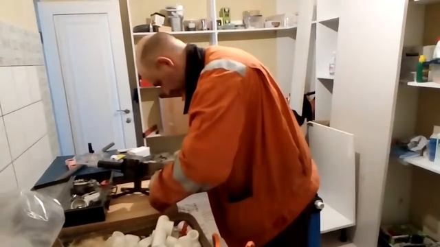 Фильтр-умягчитель, 2-ой этап монтажа. Пайка смесительного узла. смотреть онлайн