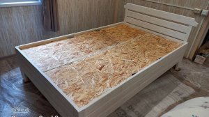 Двуспальная кровать из дерева. Просто, бюджетно и своими руками.