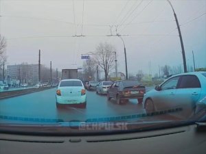 Все поехали – и я поехал Момент ДТП на проспекте Созидателей у медколледжа.