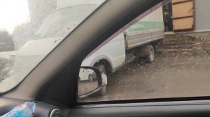 В результате другие машины вынуждены их объезжать по газону