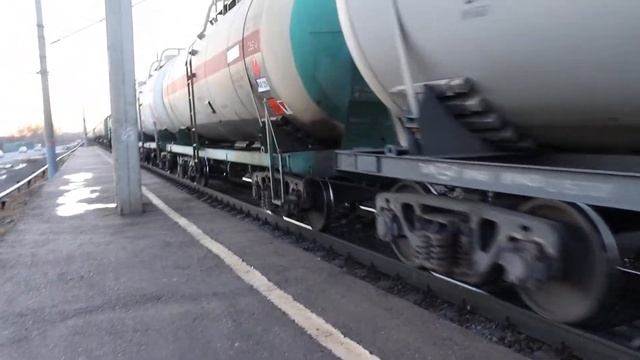 Новый электровоз 2ЭС5К-454 с очень длинным грузовым составом проезжает вокзал Юдино . (10.11.2021) смотреть онлайн