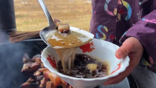 家里腊肉熏好了，媳妇炖一大锅孝敬公婆，真的太贴心啦！ смотреть онлайн