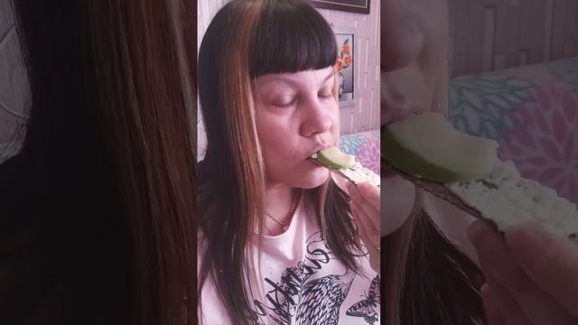 Мукбанг Бутерброды с авокадо и творожным сыром смотреть онлайн