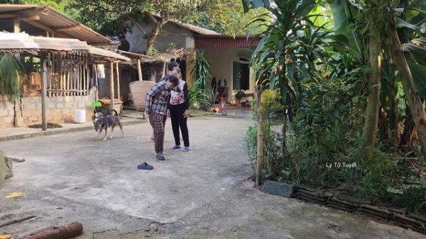 Full video:  single mother mistreatment by her husband's family and was helped by a kind man.